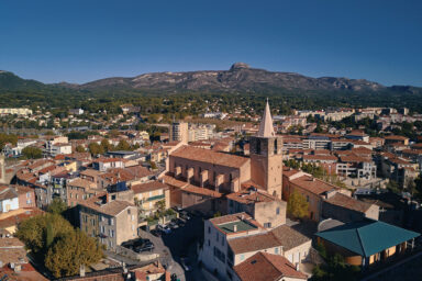 Vue d'Aubagne du ciel, avec l'église Saint-Sauveur en premier plan et Garlaban en arrière plan