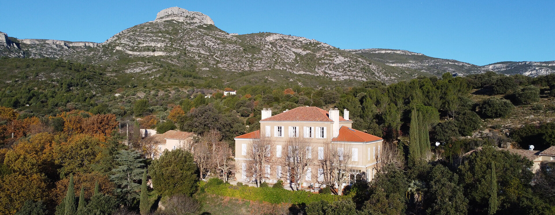 Vue de drone du Domaine du Galinier avec le Garlaban en arrière-plan dans un beau ciel bleu d'hiver