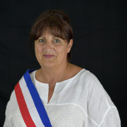 Genevieve-Morfin avec son écharpe tricolore