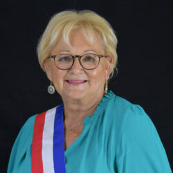 Hélène Tric avec son écharpe tricolore