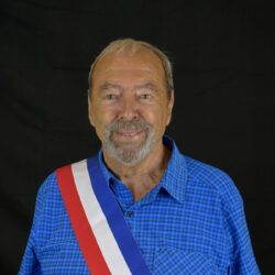 Leo-Mournaud avec son écharpe tricolore