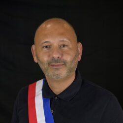 Pascal Agostini avec son écharpe tricolore