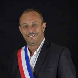 Philippe-Amy avec son écharpe tricolore