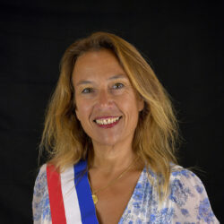 Stéphanie Harkane avec son écharpe tricolore