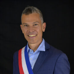 Yoann-Leandre avec son écharpe tricolore