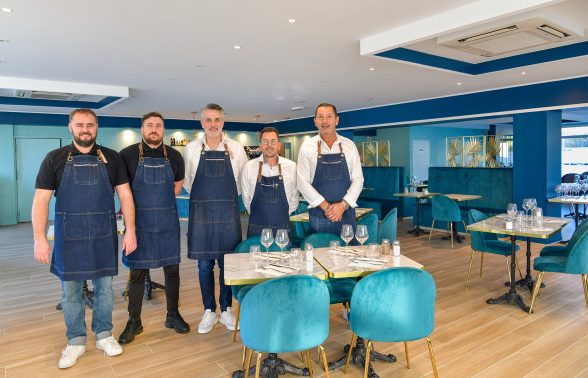 L'équipe de la brasserie des Congrès posent dans l'intérieur bleu canard