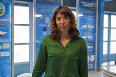 Béatrice Marthos vêtue d'une chemise verte - Agrandir l'image, fenêtre modale