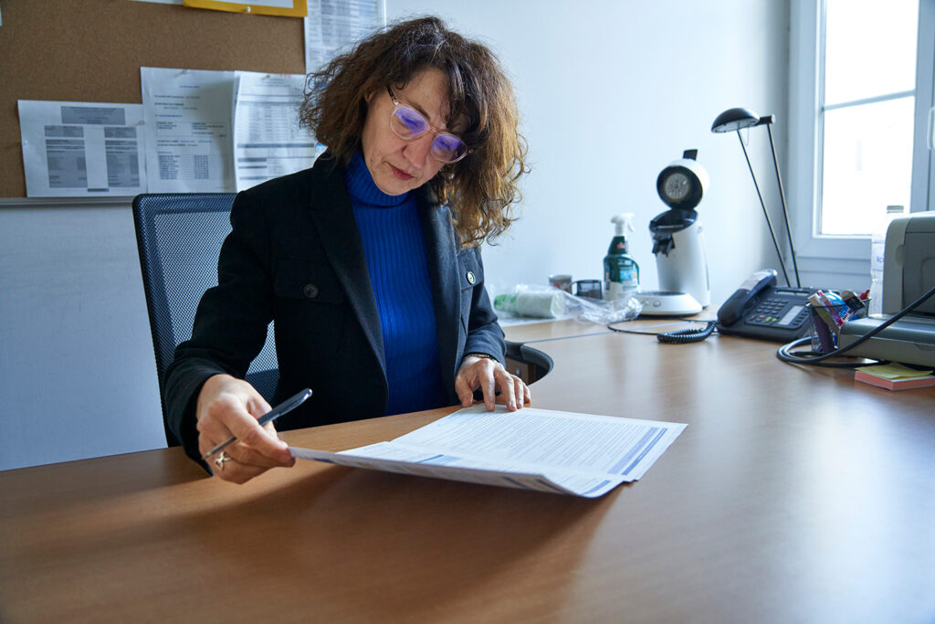 Nathalie Fornelli, la greffière de la LMJD d'Aubagne, à son bureau - Agrandir l'image, fenêtre modale