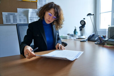 Nathalie Fornelli, la greffière de la MJD d'Aubagne, à son bureau - Agrandir l'image 3 sur 3, fenêtre modale