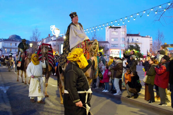 Les rois mages sur leurs dromadaires défilent le long sur le cours Foch avec le Garlaban en fond