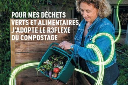 Une dame souriante avec une veste en jean vide sa poubelle de déchets verts et alimentaires dans un compost - Agrandir l'image, fenêtre modale