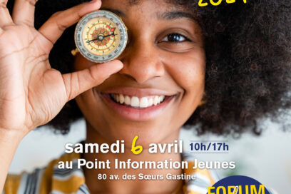 Une jeune femme souriante tient une boussole devant son oeil droit. C'est l'affiche du Forum des jobs d'été 2024 qui se tiendra le samedi 6 avril au PIJ d'Aubagne, au sein de la Boussole, avenue des soeurs Gastine. - Agrandir l'image, fenêtre modale