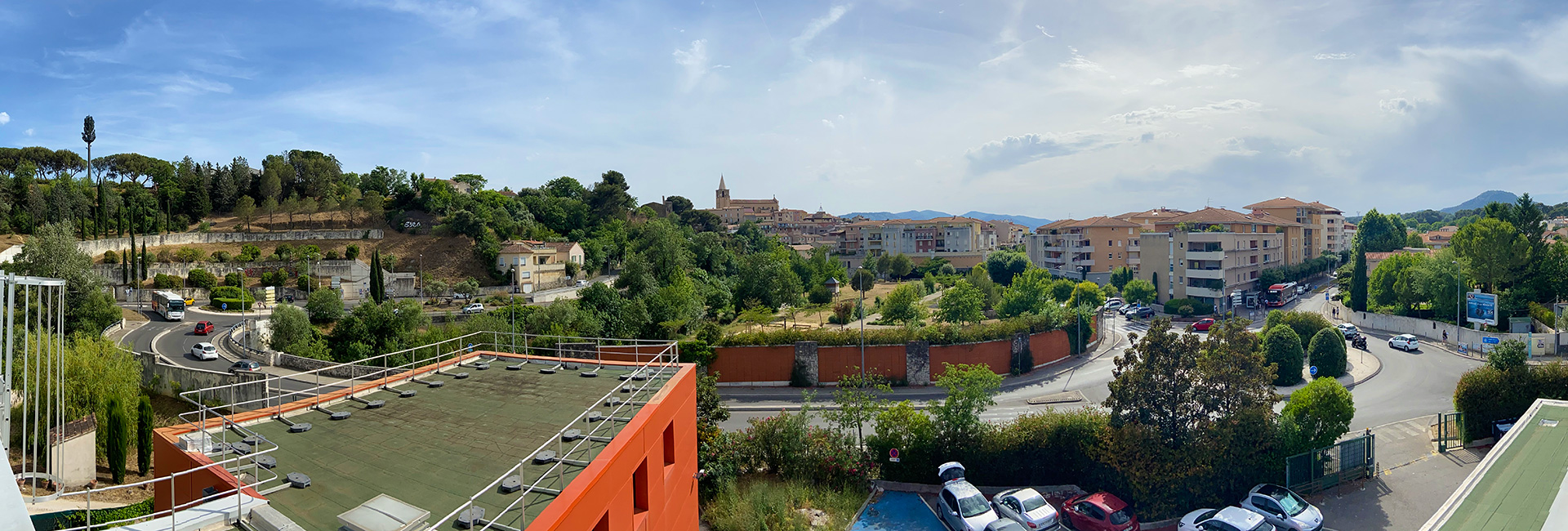 Vue d'Aubagne depuis le toit de la DRH de la ville d'Aubagne, à l'Espace Ambroise Croizat
