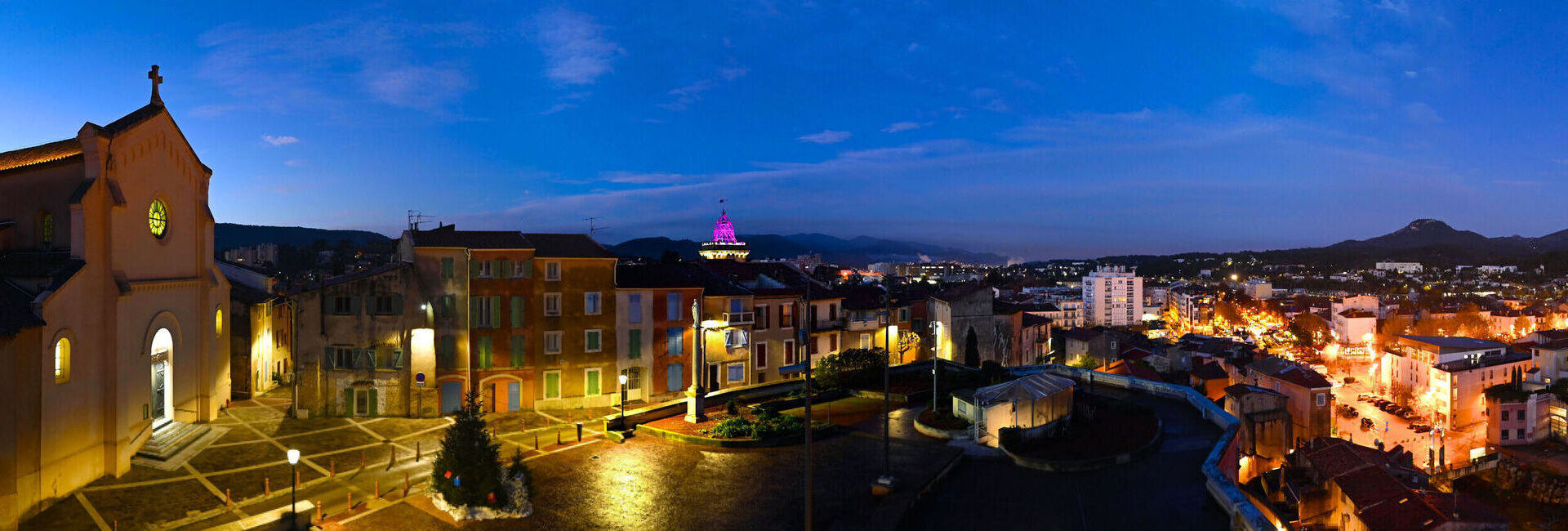 Vue d'Aubagne à la tombée de la nuit depuis la webcam installée sur l'esplanade Saint-Sauveur