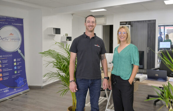Cyril et une collaboratrice posent dans les bureaux d'Activ'Expertise