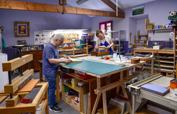 Vue de l'atelier Au Livre Ouvert avec Isabelle et Robert au travail