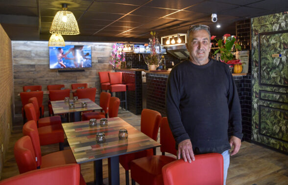 Christian, le propriétaire du Café Live restaurant, dans son établissement cosy