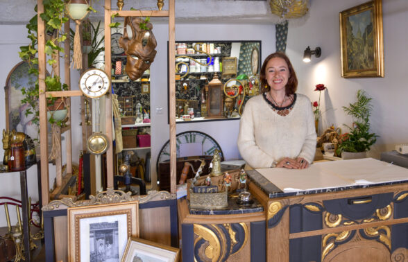 Intérieur de la boutique Design & Vieilleries avec Marie-Annick qui nous sourit