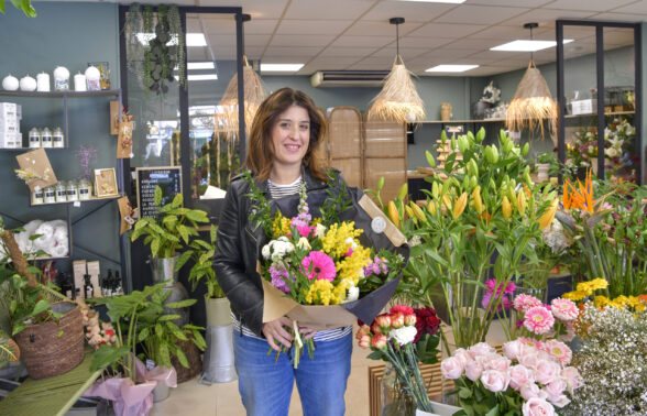 Laura la fleuriste pose avec un joli bouquet dans son magasin 'Floréal'