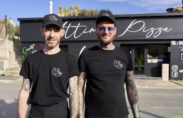 Alexandre et Anthony posent devant leur pizzeria