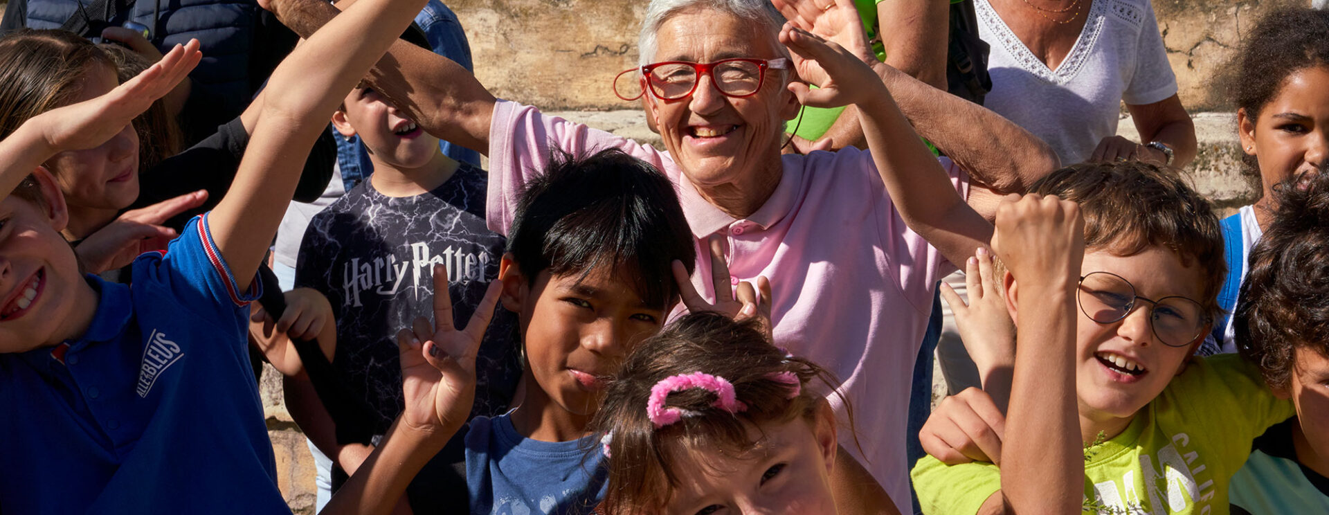 Enfants et seniors partagent un moment de joie lors d'une balade intergénérationnelle à l'occasion de la Semaine bleue 2023