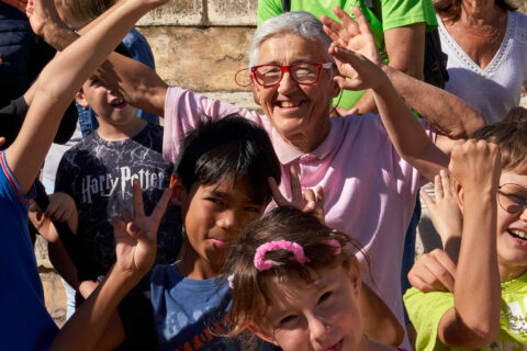 Enfants et seniors partagent un moment de joie lors d'une balade intergénérationnelle à l'occasion de la Semaine bleue 2023