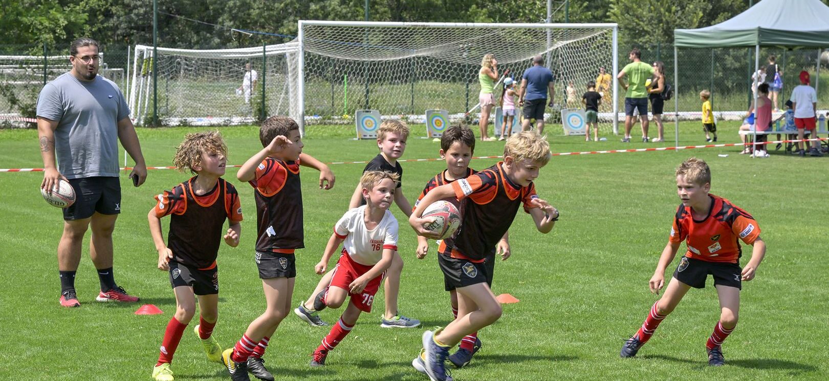 De jeunes rugbymen sur le stade de Lattre de Tassigny lors de la fête de l'EMS 2023
