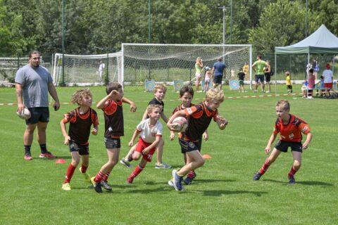 De jeunes rugbymen sur le stade de Lattre de Tassigny lors de la fête de l'EMS 2023