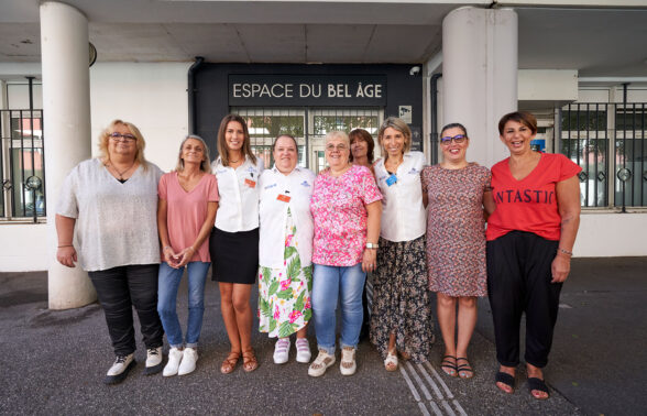 Les équipes de la Maison du Bel Âge et de l'Espace Aubagne Seniors posent ensemble devant l'entrée de l'Espace Bel Âge