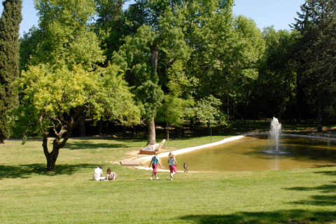 Vue du parc Jean-Moulin d'Aubagne avec ses grands arbres et ses vastes espaces verts