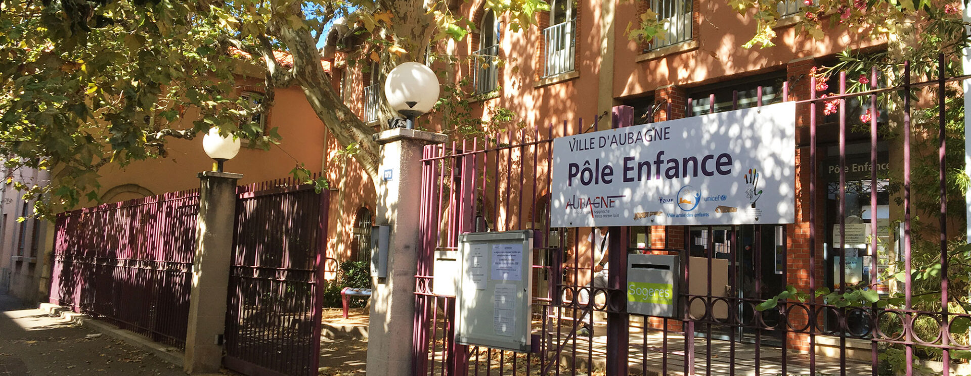 Entrée du Pôle enfance d'Aubagne par une belle journée d'automne