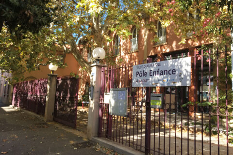 Entrée du Pôle enfance d'Aubagne par une belle journée d'automne