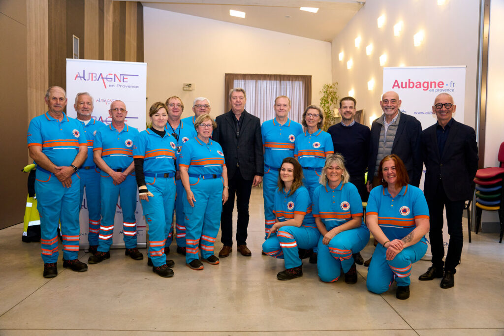 Les bénévoles de la réserve communale de Sécurité civile encadrent le maire d’Aubagne Gérard Gazay, à l'intérieur de l'Espace des Libertés - Agrandir l'image, fenêtre modale