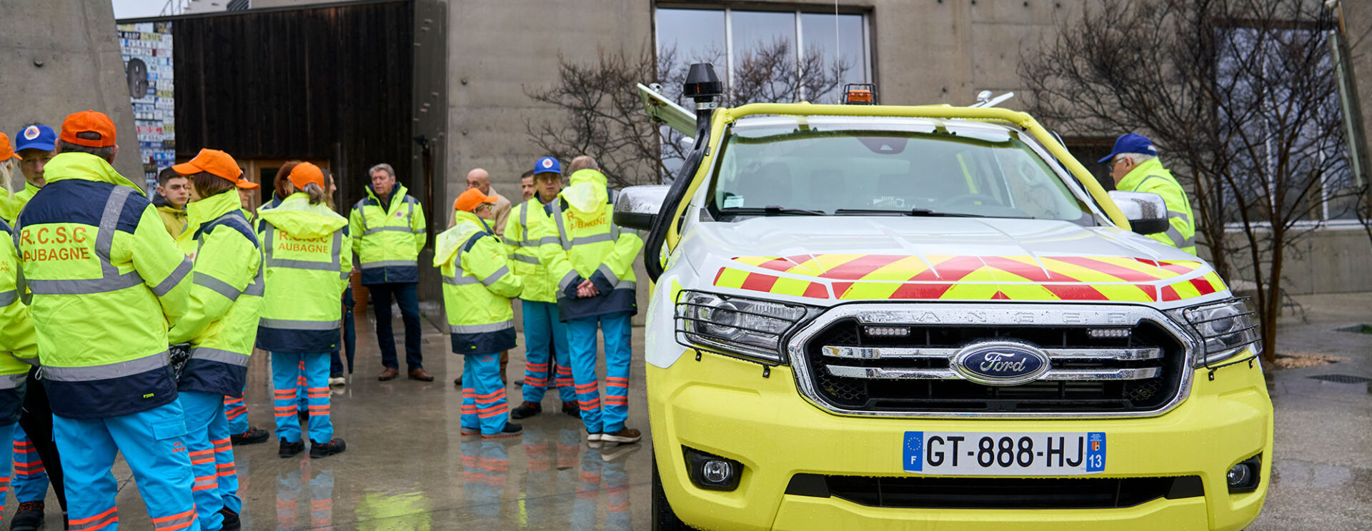 Le nouveau pick-up de la réserve communale de sécurité civile devant l'Espace des Libertés par temps pluvieux