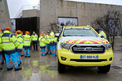 Le nouveau pick-up de la réserve communale de sécurité civile devant l'Espace des Libertés par temps pluvieux