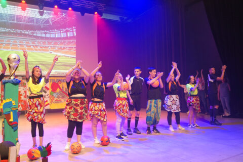Les artistes autrement capables sur la scène de l'Espace des Libertés le mercredi 15 mai 2024, dans une mise en scène colorée aux couleurs chatoyantes