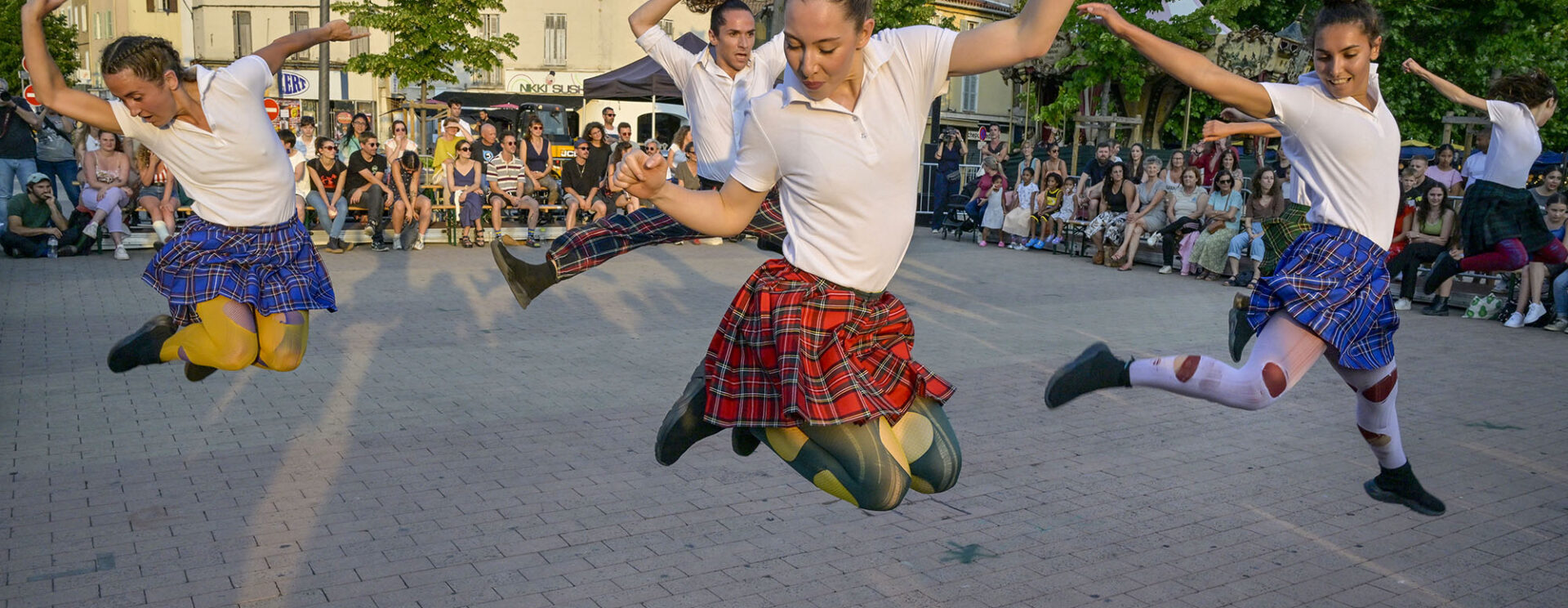 Festival 13 en Jeux sur le cours Foch, avec Kamuyot, spectacle dansé de la compagnie Grenade