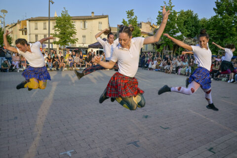 Festival 13 en Jeux sur le cours Foch, avec Kamuyot, spectacle dansé de la compagnie Grenade