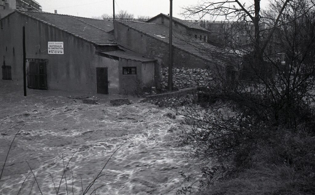 L'eau sort du lit de l'Huveaune et inonde une maison - Agrandir l'image, fenêtre modale