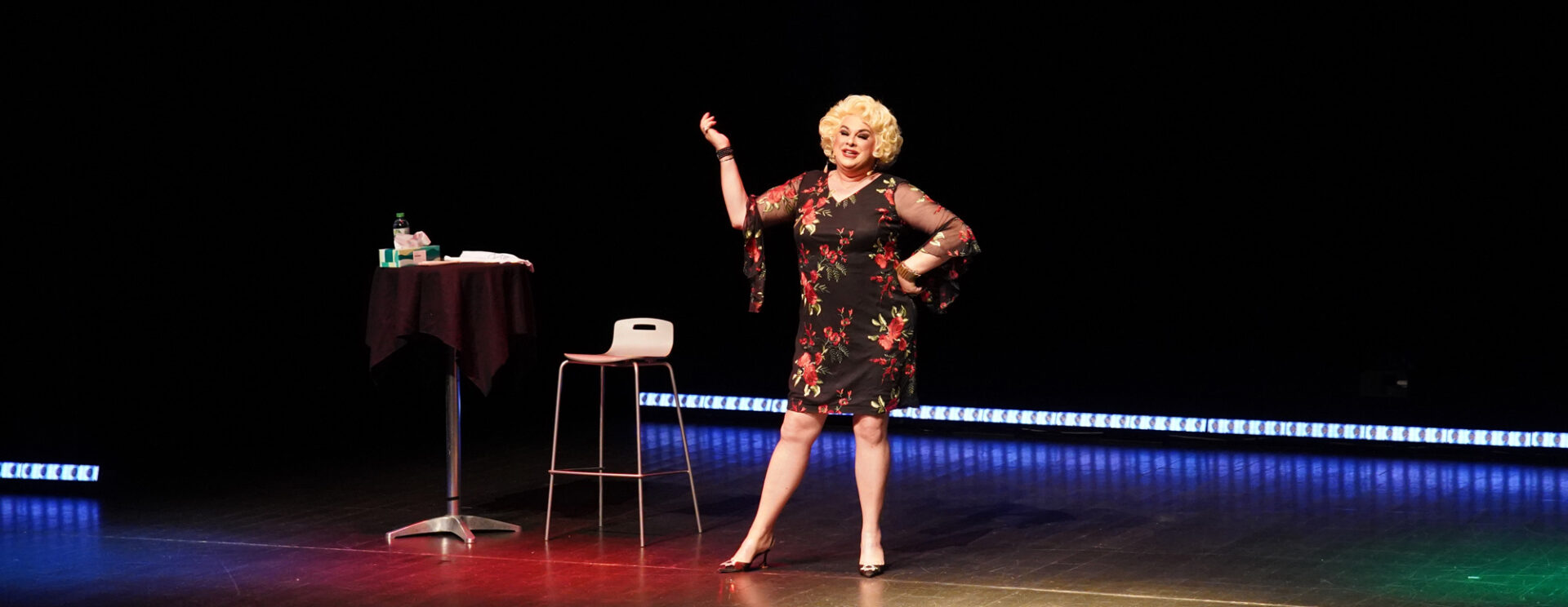 Zize sur la scène du théâtre Comœdia