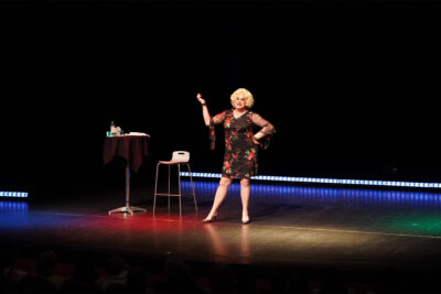 Zize sur la scène du théâtre Comœdia - Agrandir l'image 15 sur 22, fenêtre modale