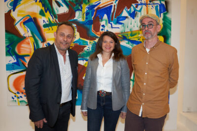 Philippe Amy, adjoint à la culture, Coralie Duponchel, directrice du centre d'art et Mr Post - Agrandir l'image 1 sur 20, fenêtre modale