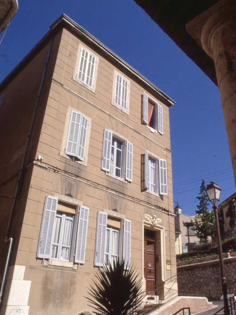 Bâtiment de trois étages avec trois fenêtres par étage, au premier plan une colonne toscane - Agrandir l'image, fenêtre modale