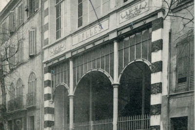 La façade Art Nouveau des halles avec sa structure métallique, ses grandes baies vitrées et les décors en céramique - Agrandir l'image 2 sur 2, fenêtre modale