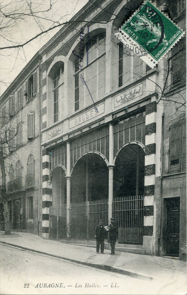 La façade Art Nouveau des halles avec sa structure métallique, ses grandes baies vitrées et les décors en céramique - Agrandir l'image, fenêtre modale