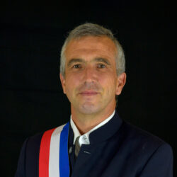 André Lévisse avec son écharpe tricolore