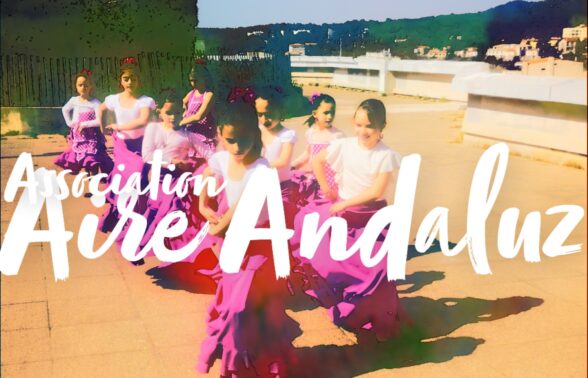 Des petites filles en robs de flamenco sur l'esplanade de Saint-Sauveur, avec écrit Association Aire Andaluz