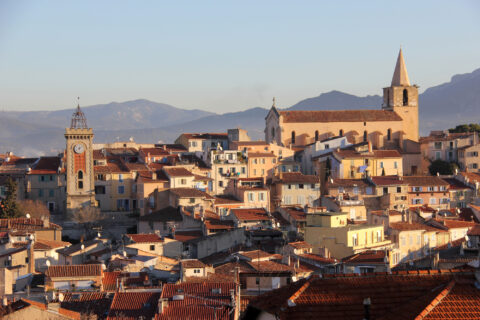 Vue du centre ancien Aubagne éclairé par le soleil du matin