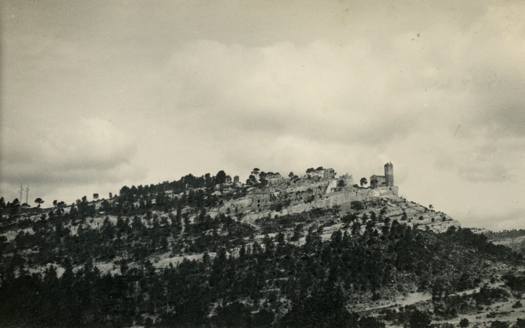 Photo en noir et blanc de ruines d'habitations et d'église sur un éperon rocheux - Agrandir l'image, fenêtre modale