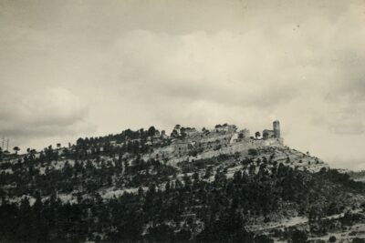 Photo en noir et blanc de ruines d'habitations et d'église sur un éperon rocheux - Agrandir l'image 2 sur 2, fenêtre modale